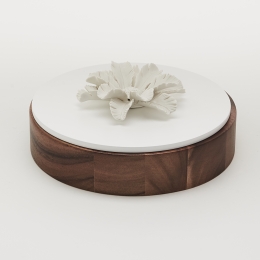 OKO XL | Boîte décorative en bois d'acacia ornée d'une fleur en  céramique