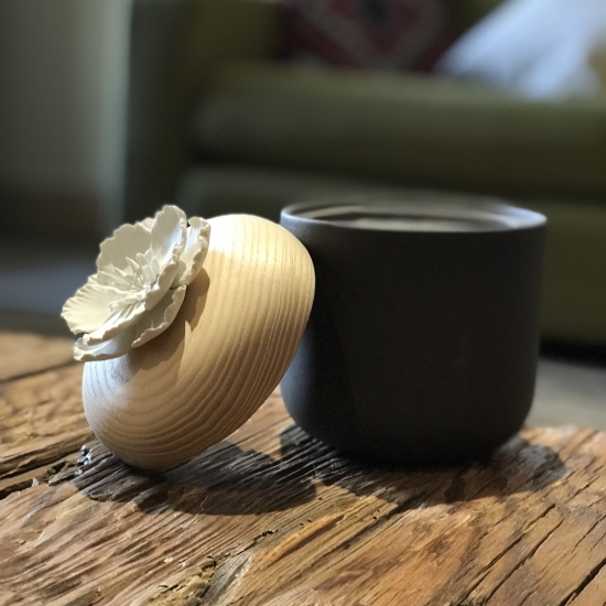 PHAO S | Boîte décorative en céramique et bois ornée d'une fleur en porcelaine