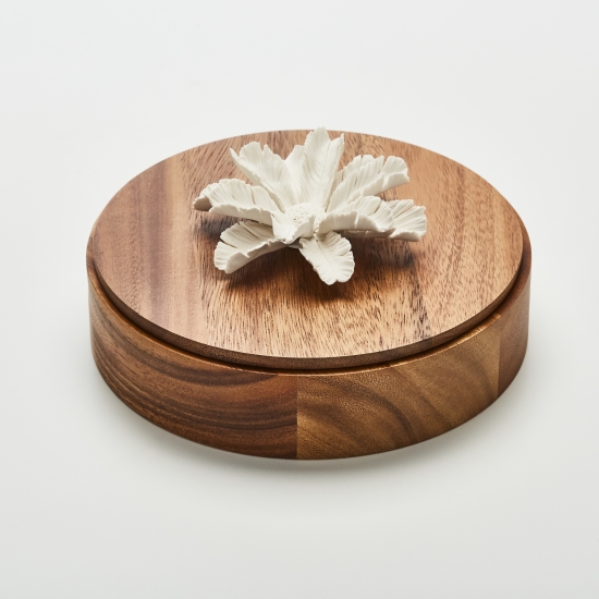 TIARI  XL | Boîte décorative en bois d'acacia ornée d'une fleur en céramique