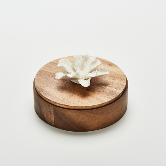 TIARI | Decorative acacia wood box decorated with a ceramic flower