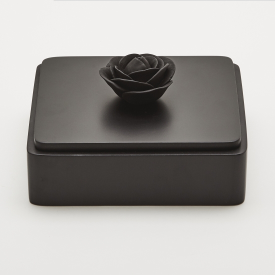 BLACK ROSE  | Black lacquered wooden box with porcelain flower