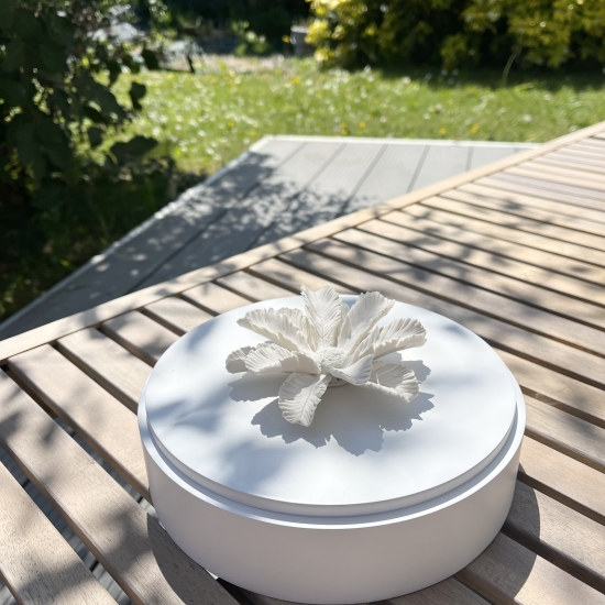 MANG | Decorative acacia wood box decorated with a ceramic flower