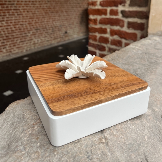 LUXOR | Decorative acacia wood box decorated with a ceramic flower