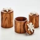 TIBU L  | Decorative acacia wood box decorated with a ceramic flower