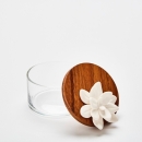 LOTUS S | Boîte transparente en verre et bois ornée d"une fleur en porcelaine