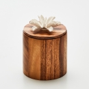 TIBU M  | Decorative acacia wood box decorated with a ceramic flower