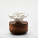 JASMIN D'ORIENT | Porlain and acacia wood fragrance diffuser for indoor use.