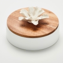 NAMOU | Decorative acacia wood box decorated with a ceramic flower