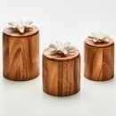 TIBU M  | Decorative acacia wood box decorated with a ceramic flower