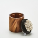 CYLA M | Boîte décorative en bois ornée d'une fleur en porcelaine