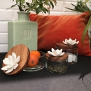 LOTUS S | Boîte transparente en verre et bois ornée d"une fleur en porcelaine