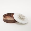 OKO XL | Boîte décorative en bois d'acacia ornée d'une fleur en  céramique