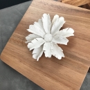 TUKA | Boîte décorative en bois d'acacia ornée d'une fleur en  céramique