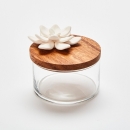 LOTUS S | Boîte transparente en verre et bois ornée d"une fleur en porcelaine