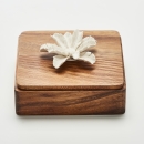 TUKA | Decorative acacia wood box decorated with a ceramic flower