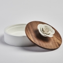 GABI | Boîte décorative en bois ornée d'une fleur en céramique