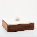 EPOK XL | Decorative acacia wood box decorated with a ceramic flower