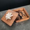 TUKA | Decorative acacia wood box decorated with a ceramic flower