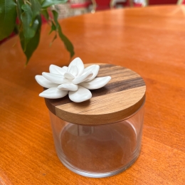 LOTUS S | Boîte transparente en verre et bois ornée d"une fleur en porcelaine