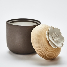 PHAO L | Boîte décorative en céramique et bois ornée d'une fleur en porcelaine