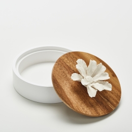 NAMOU | Decorative acacia wood box decorated with a ceramic flower