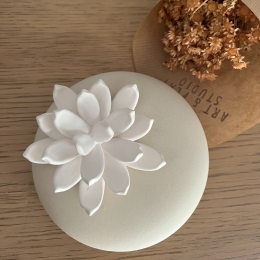 LILI CRÈME | Porcelain perfume diffuser vase